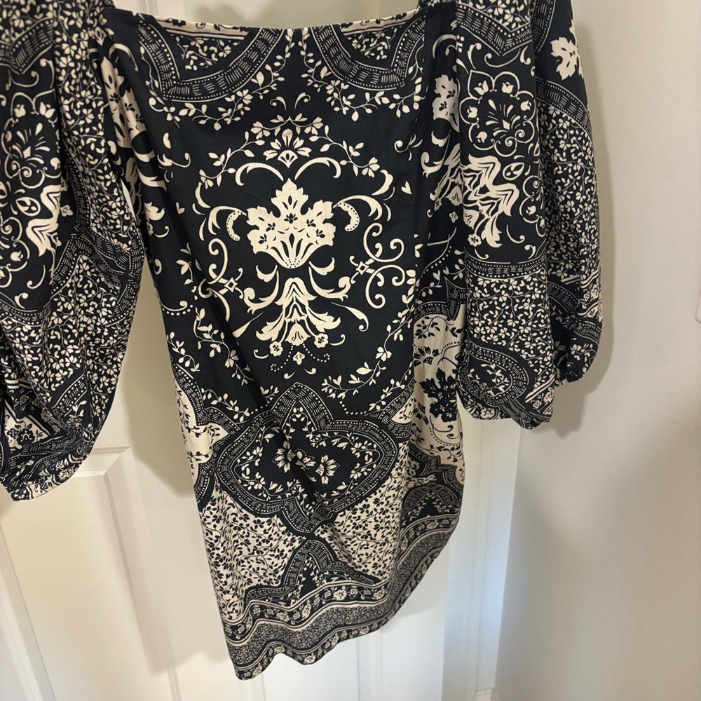 Cara Cara Elegant Black and White Women's Top